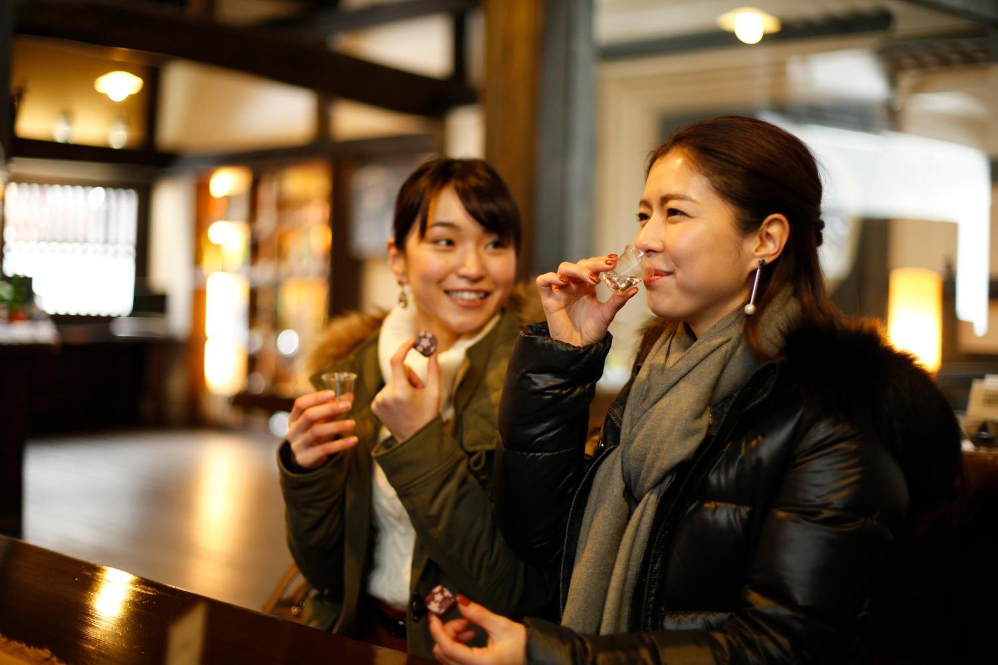 Hida Takayama Onsen Takayama Green Hotel - Keio Group Hotels - Takayama (Gifu) Exterior foto Two women drinking in a bar in Tokyo, Japan