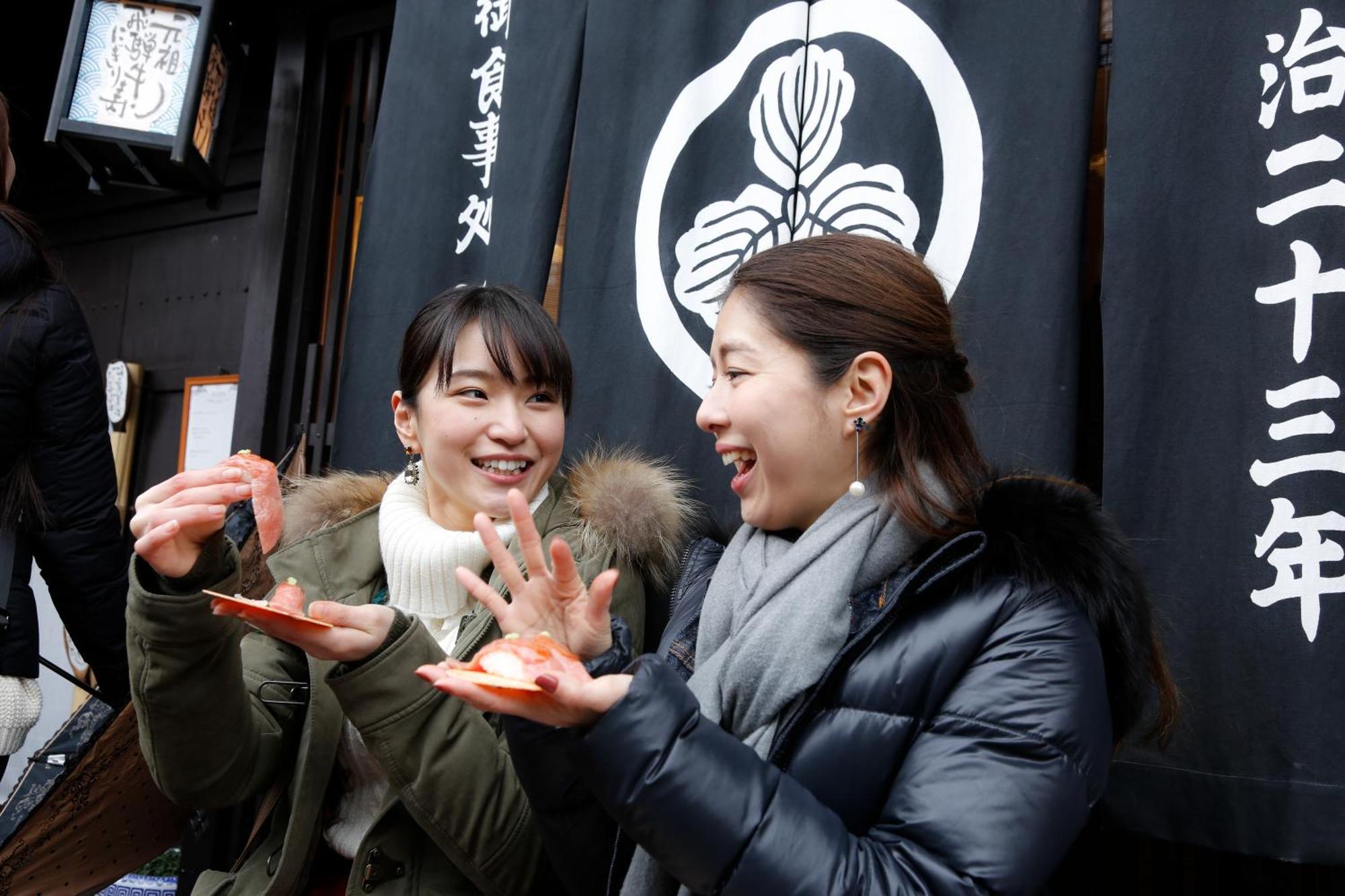 Hida Takayama Onsen Takayama Green Hotel - Keio Group Hotels - Takayama (Gifu) Exterior foto Two women playing hand games in Japan