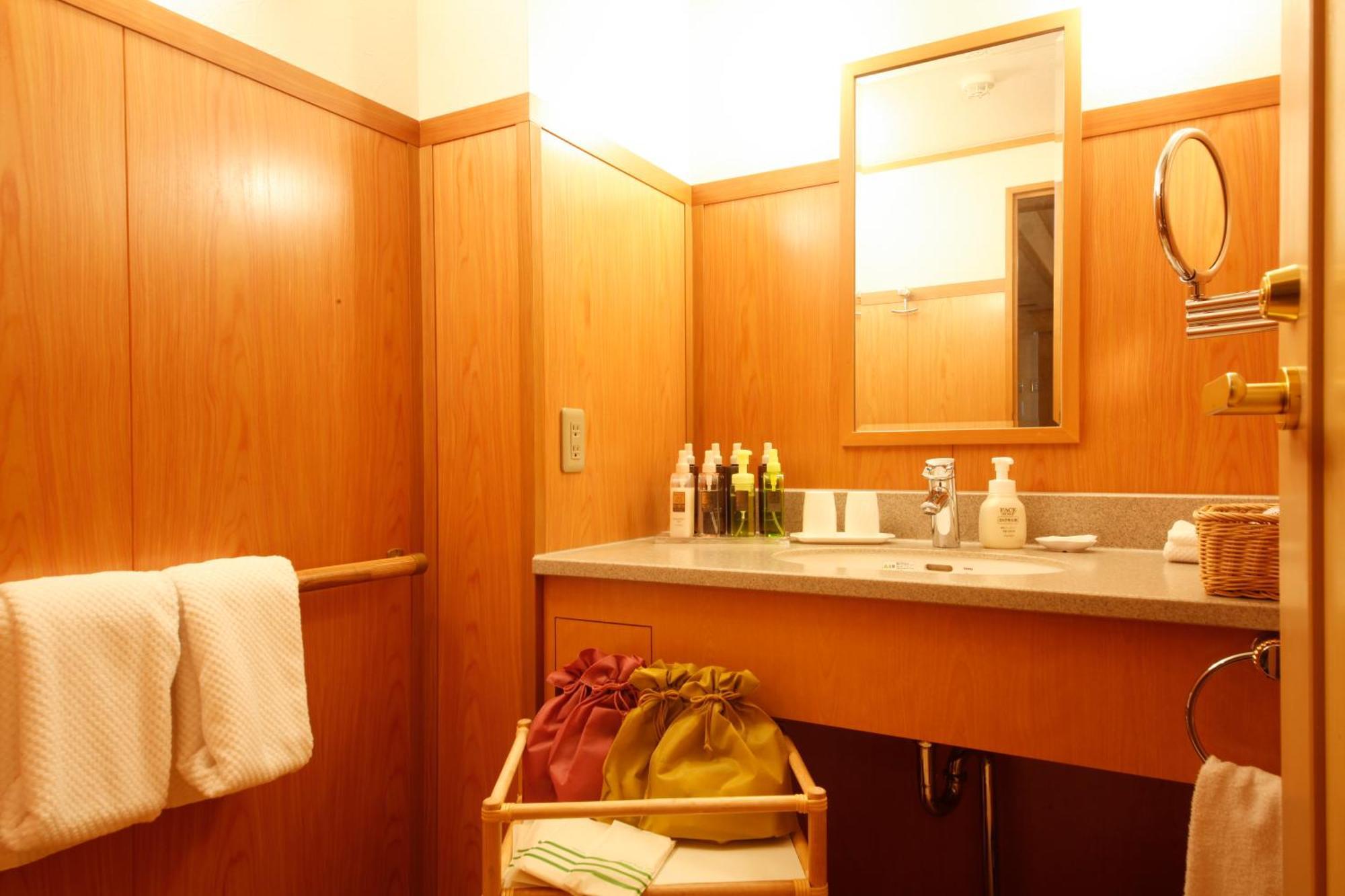 Hida Takayama Onsen Takayama Green Hotel - Keio Group Hotels - Takayama (Gifu) Exterior foto A yukata bag in a hotel bathroom